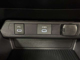充電用USB端子付き。スマートフォンなどの充電に便利です。
