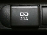 充電用USB端子付き。スマートフォンなどの充電に便利です。