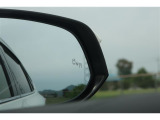 隣車線を走る車両をレーダーで検知し、ドアミラーでは確認しにくい後側方エリアに存在する車両に加え、急接近してくる車両も検知します。車両を検知するとドアミラーに搭載されたLEDインジケーターが点灯します。