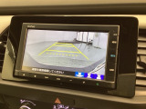 リバースギアに入れるだけで後方の表示へ切り替わります。夜間や雨の日の駐車も楽になりますよ。
