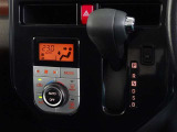 車内を快適に、オートエアコンを装備しています。