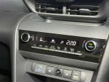 【オートエアコン】「AUTO」スイッチを押すだけで、冷暖房の切り替えや風量、吹き出し口の調整などを自動で行います。