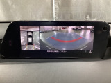 狭い場所での駐車やすれ違いなどでより的確な運転操作に役立つ360&deg;ビューモニターが装備されています。