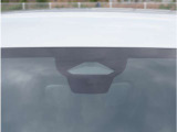 【アクティブセーフティブレーキ】前方の車両や障害物を検知し、ドライバーが回避操作を行わない場合に自動的にブレーキを作動させます。