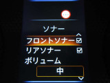 前後にあるセンサーやソナーで障害物などの接近をメーター内のディスプレやナビ画面上にて視覚で教えてくれます。また音でも教えてくれますので更に安心です☆