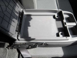 真ん中シート開けるとちょっとした収納ございます
