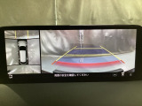 狭い場所での駐車やすれ違いなどでより的確な運転操作に役立つ360&deg;ビューモニターが装備されています。