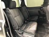 【後部座席】も当然、綺麗・清潔に仕上げております。内装の綺麗なお車は気持ちが良いですし、コンディションのいい車が多いです。これもオススメの1台です。