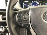 ステアリングスイッチ付きで、運転中に視線を前に向けたまま操作できます。