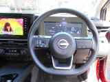ステアリングハンドルです。オーディオコントロールスイッチが付いて運転中でも手元でオーディオの操作が出来て便利ですよ。