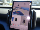 12.3インチタッチスクリーン式ドライバーディスプレイ一体型のセンターディスプレイ。リバース時には、上方からの映像を表示してくれて、安心・安全な車庫入れ等が可能になります。