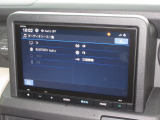 ナビゲーションは純正8インチメモリーナビ(VXM-245ZFEi)を装着しております。AM、FM、Bluetooth、フルセグTVがご使用いただけます。初めて訪れた場所でも安心ですね!