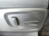 運転席パワーシート搭載。微妙な調整が手軽にでき、ピッタリのポジションで運転することが可能です。