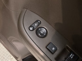 狭い駐車場で便利な電動格納ドアミラーが付いています。