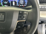 前方の車との車間を設定し、スピードを上げたり緩めたりを自動で行ってくれる追尾式の「レーダークルーズ」。上級装備の一つです!高級車にしかつかない嬉しい機能です。