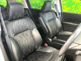 運転席まわりには十分なスペースがあり、大柄な方でもゆったり運転していただける環境です。