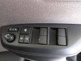 パワーウィンドウスイッチで運転席から全席の窓の開閉ができます。