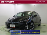 先進的で精悍なフロントマスクの【プリウスPHV】コンセントから充電して走ることも、ガソリンで走ることもできます。ディーラーはもちろん高速SAや大型ショッピングセンターにも充電設備があるので安心です。