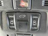 電動スライドドアのスイッチで車内からもスライドドアの開閉ができます。イージークローザー機能で半ドアになることも防止してくれます。