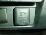 【POWEROUTLET】12V電源ソケットを設置しております。周辺機器の充電にご利用頂けます。