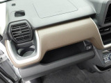 掘り込みしきインパネドリンクホルダーで ホールド感バッチリ!! 運転席側にも同じものがついてます