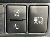 【アダプティブハイビーム】遠くまで明るく照らすハイビームを先行車や対向車に照射しない様、自動で調整!毎回手動で切り替える必要がなく、夜間走行時のストレスも軽減。安全性向上にも寄与します。