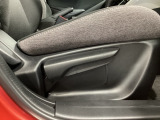 運転席にはドライバーの体型や好みに応じて前後方向だけでなく、高さの調整ができるシートリフターを装備!