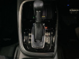 「e:HEV」は、モーター走行を中心にしながら電気エネルギーやエンジン動力を最も効率よく使い分けることができる賢いハイブリッドシステムです。サイドブレーキはスイッチ操作の電子制御パーキングブレーキです