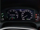 運転時の視界周辺の見やすい位置にメーターをレイアウト。視線の流れを断ち切らない、ストレスフリーで美しい運転動作を可能にします。またマルチインフォメーションディスプレイで、様々な情報が確認できます。