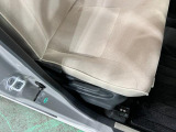 痛みの出やすい運転席シートの角、フロアマット、座面、ともに良好です
