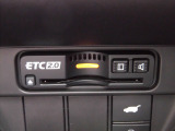 ETC2.0対応の車載器付きです。高速料金の支払いだけではなく、高速道路上のアンテナと相互通信をして渋滞情報や迂回路への案内を音声やナビ画面に表示します。
