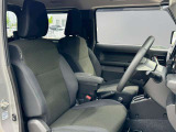 運転席の足元は広く運転がしやすいです。