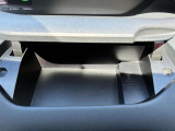 運転席の前にも嬉しいアッパーボックスがあります!小物を収納できるのはもちろん、USB電源ソケット付きなので運転しながらスマートフォンの充電ができちゃいます!