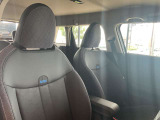 スポーツシートを装着しております。体を包み込むように作られているので長時間運転する際にも身体がブレずらいので疲れにくいです!