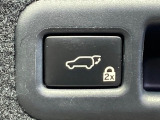 【パワーバックドア】スマートキーや運転席のボタンを押すだけでリアゲートが自動で開閉します!荷物を持っている時や、高い位置にあるバックドアを閉める際に便利な機能です♪