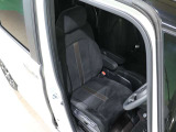 程よい硬さとホールド性が高いシートで長時間運転も快適です。