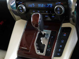 電動パーキングブレーキ・ブレーキホールドを装備してます。ホールド機能は信号待ちが多い一般道で疲労軽減になり、大好評です!