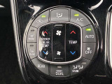 デュアルエアコンとは、運転席と助手席で、個別に温度設定ができる機能です。気温の感じ方は、人それぞれ違うもの。乗る人に優しい機能ですね。