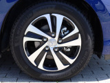 タイヤサイズは、185/65R15です。高品質でデザインにも優れている純正アルミホイールが装備され、スポーティーな雰囲気を演出しています。