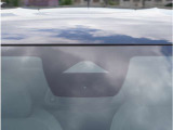 【アクティブセーフティブレーキ】前方の車両や障害物を検知し、ドライバーが回避操作を行わない場合に自動的にブレーキを作動させます。