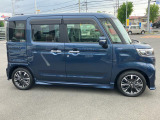 【スライド】リヤドアはスライドタイプなのでちょっと狭い駐車場でも乗り降り安心