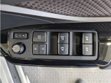 パワーウィンドウのスイッチですよ。 運転席に居ながら窓を開け閉めのコントロールできますよ。 ロック機能で、子供がイタズラして窓を開けるという事も無くなりますよ。