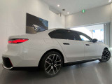 【BMWの伝統-3】BMWのお車は、&ldquo;駆け抜ける歓び&rdquo;を体現しております。走行の安定性とコーナリングの良さを追求し、思い通りにハンドルの操作可能です。
