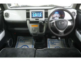 運転にかかわる様々な操作を安全に行えるように視点移動が少なく、操作性に配慮されたスイッチ類が凝縮されたコクピットです。