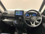 気持ちよく視界が広がる、開放的な運転席です
