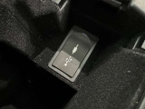 充電用USB端子付き。スマートフォンなどの充電に便利です。