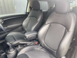 MINIのシートは体を包み込むようなデザインになっているので長時間運転しても疲れにくい設計です。