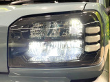 【LEDヘッドライト】悪天候や夜間走行時も良好な視界を確保し安心して運転できる高輝度LEDヘッドライトを装備!点灯速度が早く、消費電力も抑えられています。