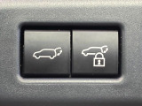 【パワーバックドア】スマートキーや運転席のボタンを押すだけでリアゲートが自動で開閉します!荷物を持っている時や、高い位置にあるバックドアを閉める際に便利な機能です♪