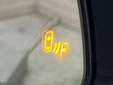 【ブラインドスポットモニター】走行中、ドアミラーの死角になりやすい箇所に後続車が接近するとサイドミラーのレンズに警告を表示!ドライバーに注意喚起をしてくれます。